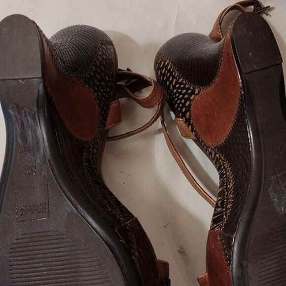 Hilary Radley Platforms - Picture 9 of 14